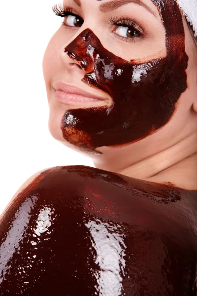 Çikolata yüz maskesi olan genç bir kadın. — Stok fotoğraf
