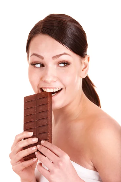 Hermosa chica morder barra de chocolate . — Foto de Stock