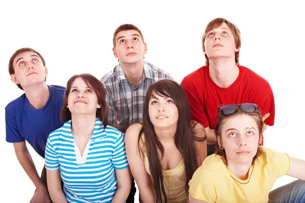 Grupo de jovens felizes olhando para cima . — Fotografia de Stock