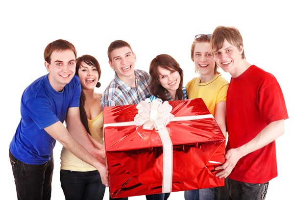Група з великою червоною подарунковою коробкою . — стокове фото