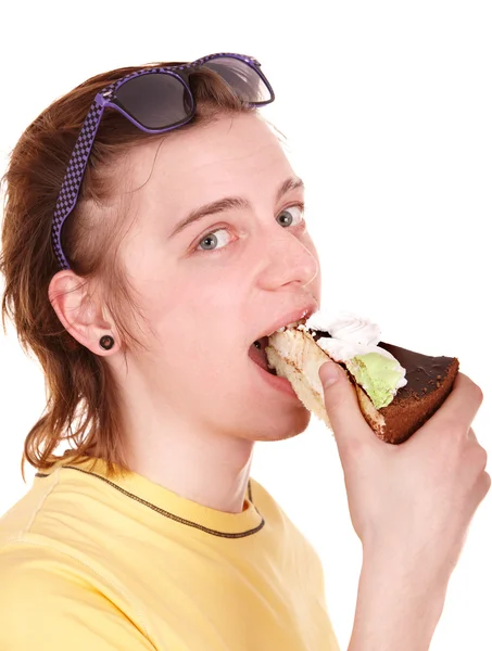 Fiatal ember eszik csokoládé torta. — Stock Fotó