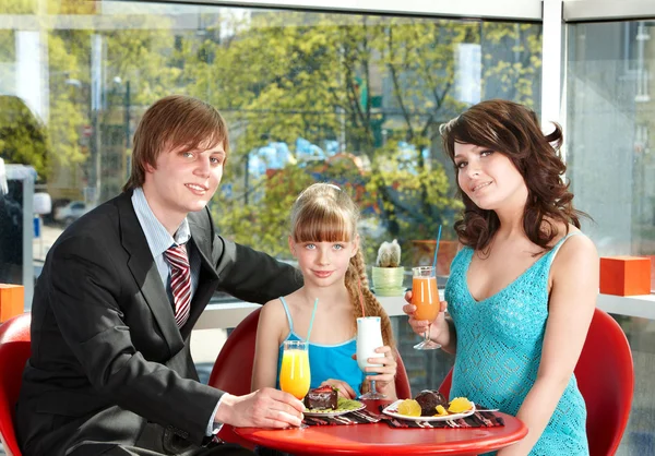 Familie mit Kind im Café. — Stockfoto