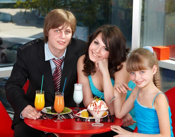 Ευτυχισμένη οικογένεια με παιδί στο café. — Φωτογραφία Αρχείου