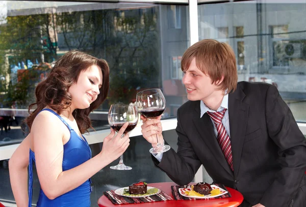 Pareja en la fecha en el restaurante . — Foto de Stock