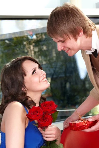 Man voorstellen huwelijk met meisje. — Stockfoto