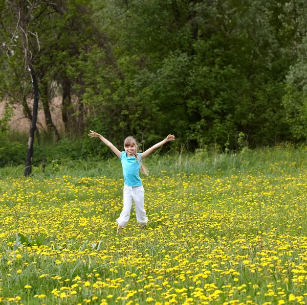 Little girl on meadow outdoor. — Stockfoto