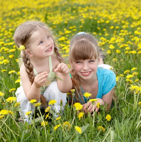 Barn i fältet med blomma. — Stockfoto