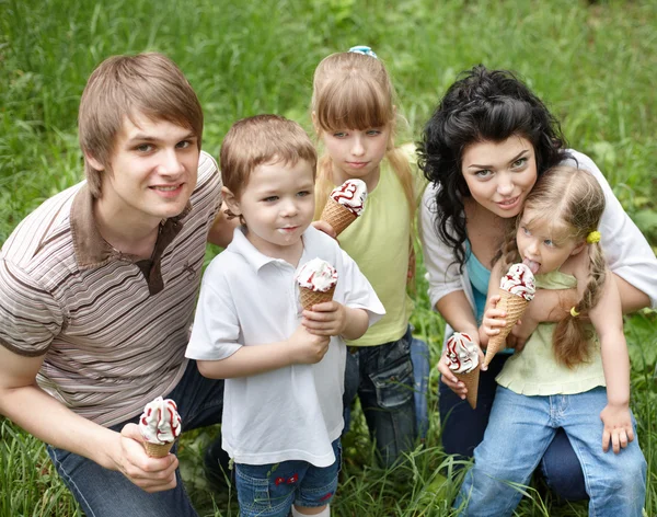 Família com crianças comendo sorvete . — Fotografia de Stock