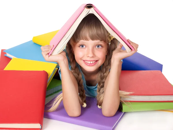 Barn med högen av böcker på huvud. — Stockfoto
