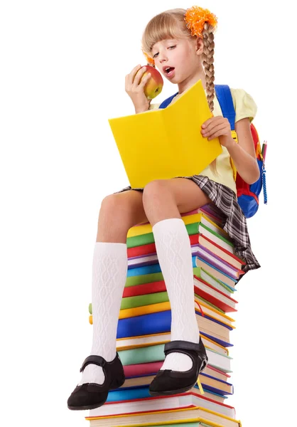 Schülerin sitzt auf Bücherstapel. — Stockfoto