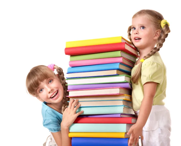Дети держат стопку книг . — стоковое фото