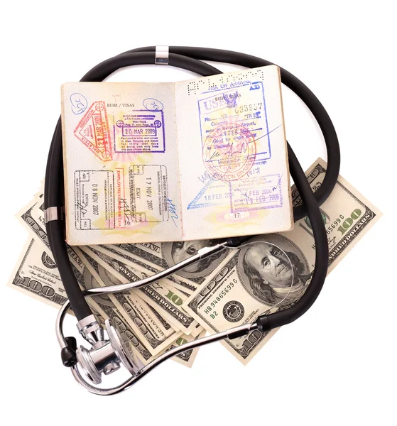 聴診器、お金とパスポートの医療静物. — ストック写真