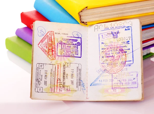堆的书与护照. — 图库照片