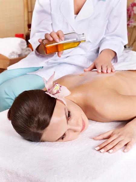 Mujer joven en mesa de masaje en spa de belleza . — Foto de Stock