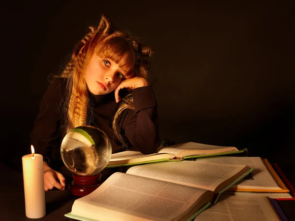 Barn läser magiska bok på ljus. — Stockfoto
