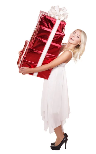 Meisje met de doos van de gift van de stapel. — Stockfoto