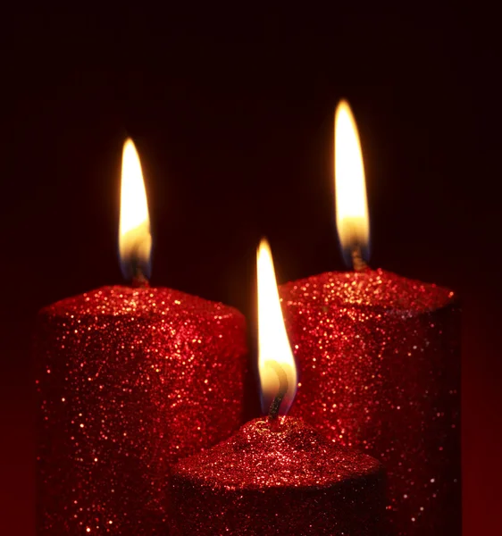 Weihnachtsstillleben mit Kerzenständer auf Rot. — Stockfoto