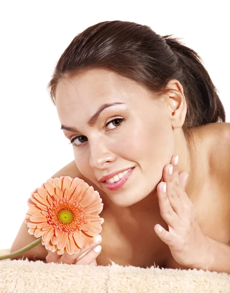 Giovane donna sul lettino da massaggio in beauty spa . — Foto Stock