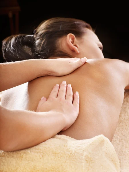 Молода жінка має масаж . — стокове фото