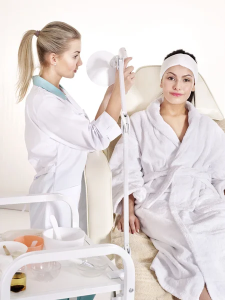 Kvinna på massagebänk i beauty spa. — Stockfoto