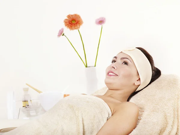 Young woman on massage table in beauty spa. — Stock Photo, Image