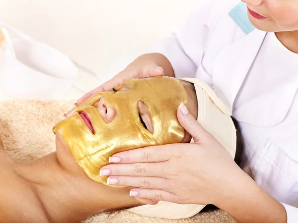 Flicka med guld ansiktsmask. — Stockfoto