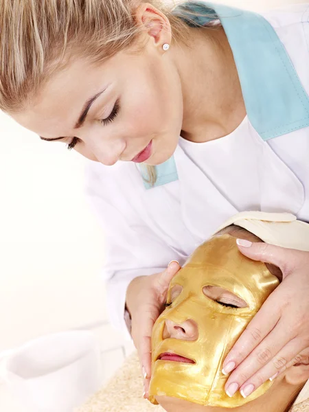 Flicka med guld ansiktsmask. — Stock fotografie