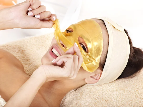 ゴールド フェイシャル マスクを持つ少女. — ストック写真