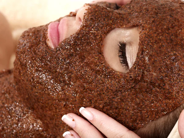 Chica con máscara facial de algas . — Foto de Stock