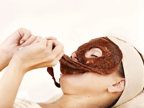 Meisje met algen gezichtsmasker. — Stockfoto
