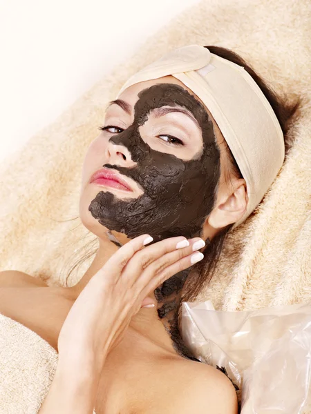 Giovane donna con maschera corpo in argilla . — Foto Stock