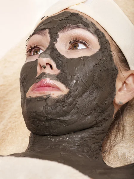 Jovem mulher com máscara corporal de barro . — Fotografia de Stock
