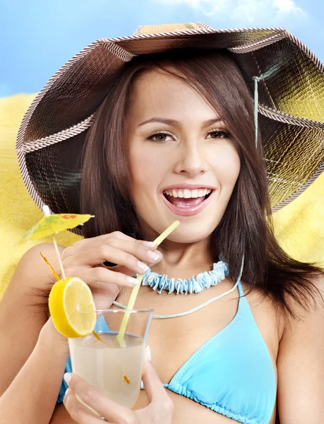 Mädchen im Bikini trinkt Koktail durch einen Strohhalm. — Stockfoto