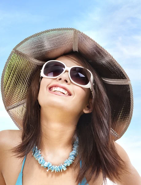 Дівчина в бікіні і сонцезахисні окуляри на пляжі . — стокове фото