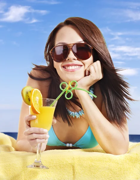 Mädchen im Bikini trinkt Cocktail. — Stockfoto