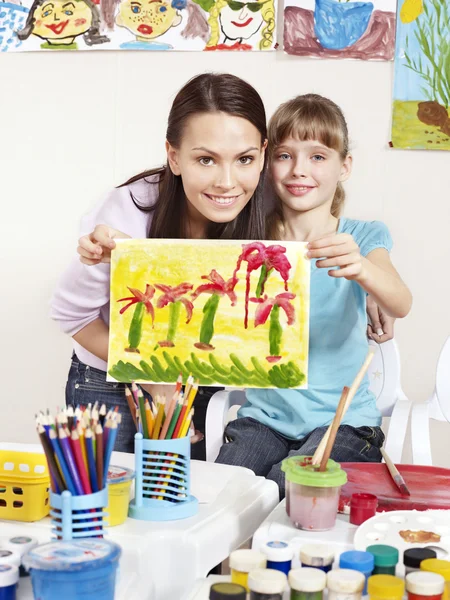 Kindermalerei in der Vorschule. — Stockfoto