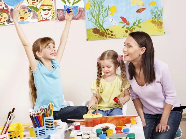 Παιδιά ζωγραφική προσχολικής ηλικίας. — Φωτογραφία Αρχείου