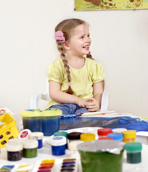 Pintura infantil en preescolar . — Foto de Stock