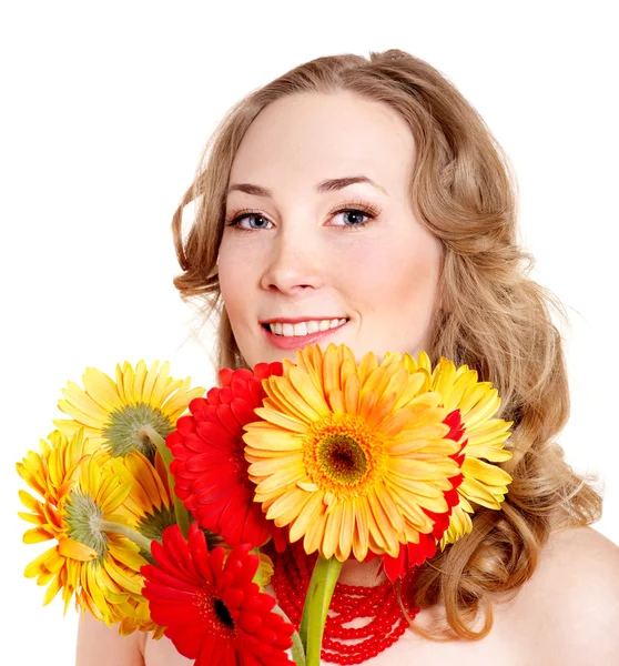 Mutlu genç bir kadın tutarak çiçekler. — Stok fotoğraf