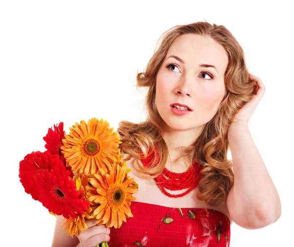 Ung kvinna som håller blommor. — Stockfoto