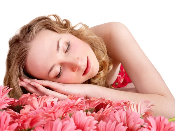 Junge Frau schläft auf Blumen. — Stockfoto