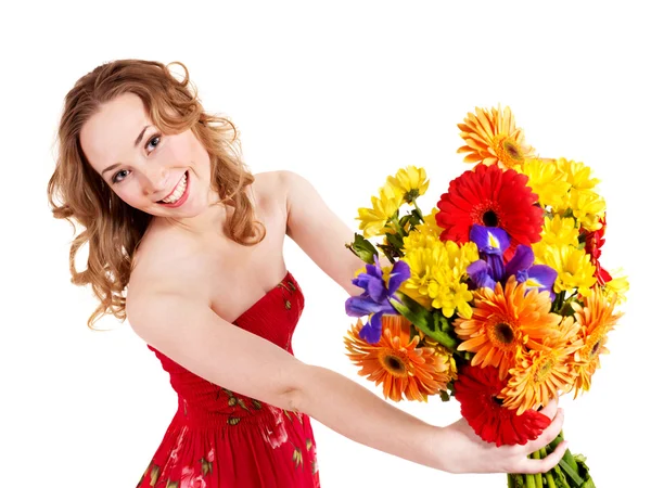 Giovane donna felice dando fiori . — Foto Stock
