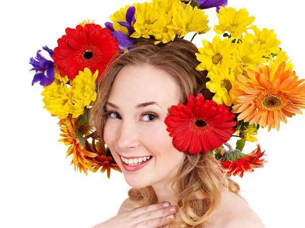 Jeune femme avec des fleurs sur les cheveux . — Photo