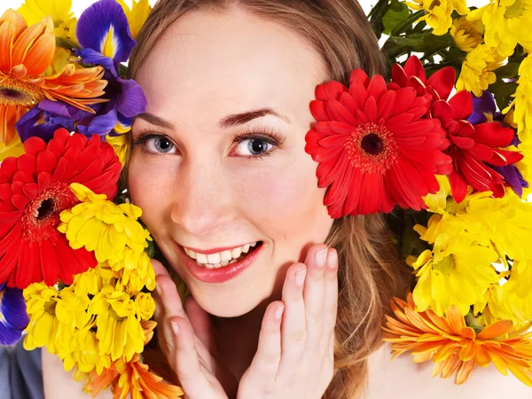 Giovane donna in fiori toccare il viso . — Foto Stock