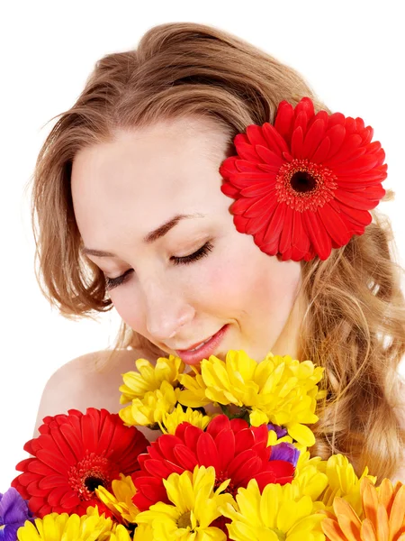 Glad ung kvinna anläggning blommor. — Stockfoto