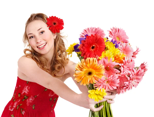 Glückliche junge Frau schenkt Blumen. — Stockfoto