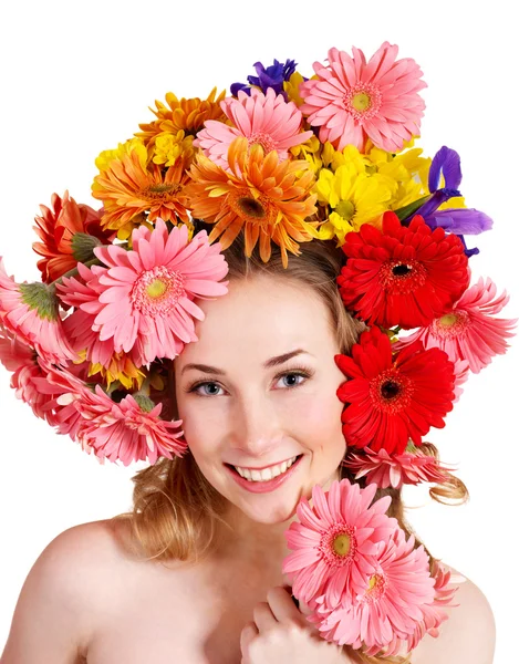 Jovem com flores no cabelo . — Fotografia de Stock