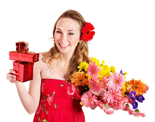 Jovem mulher segurando flor . — Fotografia de Stock