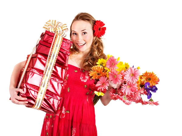 Mladá žena drží krabičky a květiny. — Stock fotografie