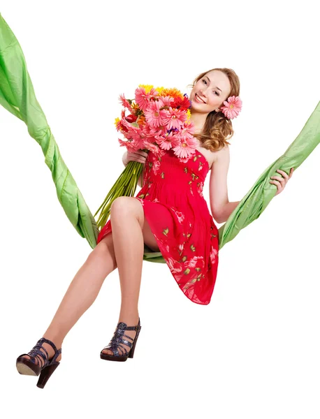 Молодая женщина с цветами на качелях . — стоковое фото